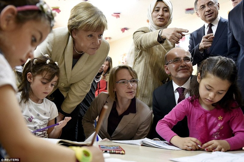 Hang nghin nguoi di cu chao don Thu tuong Duc Merkel-Hinh-6